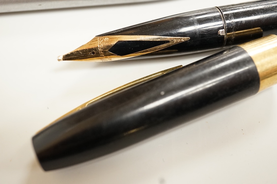 A Sheaffer 585 fountain pen and mechanical pencil, together with a Parker 45 fountain pen, a Lamy 2000 fountain pen and a Pilot ballpoint pen (5)
